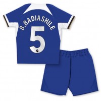 Camiseta Chelsea Benoit Badiashile #5 Primera Equipación para niños 2023-24 manga corta (+ pantalones cortos)